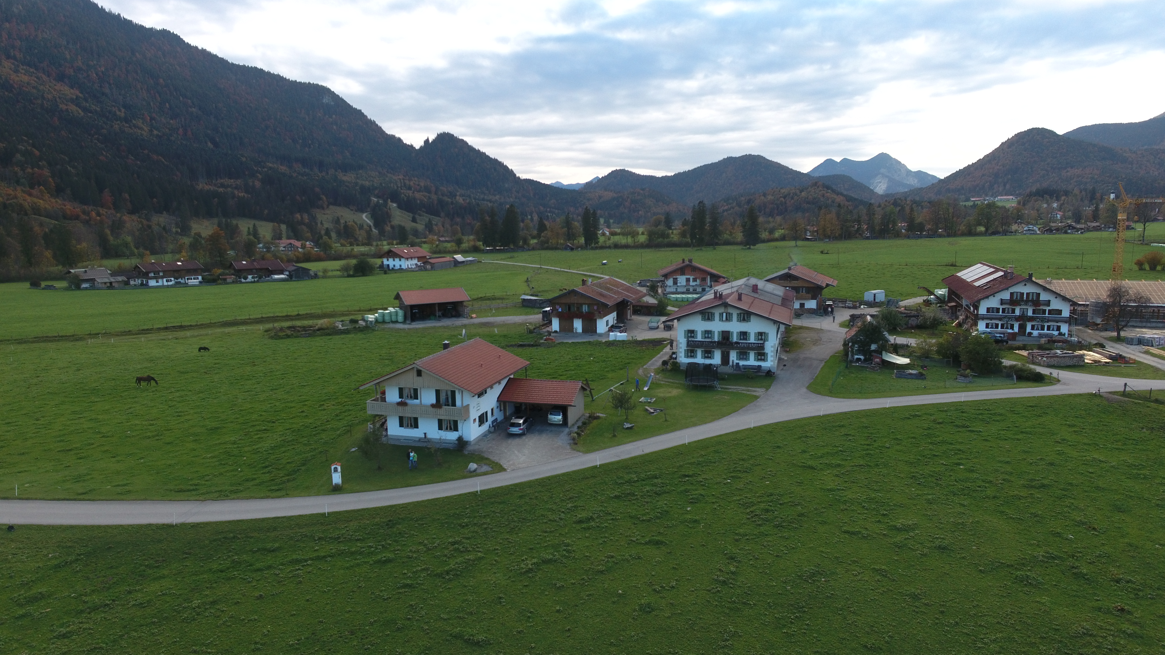 Unser Gästehaus mit den Ferienwohnungen im Vordergrund